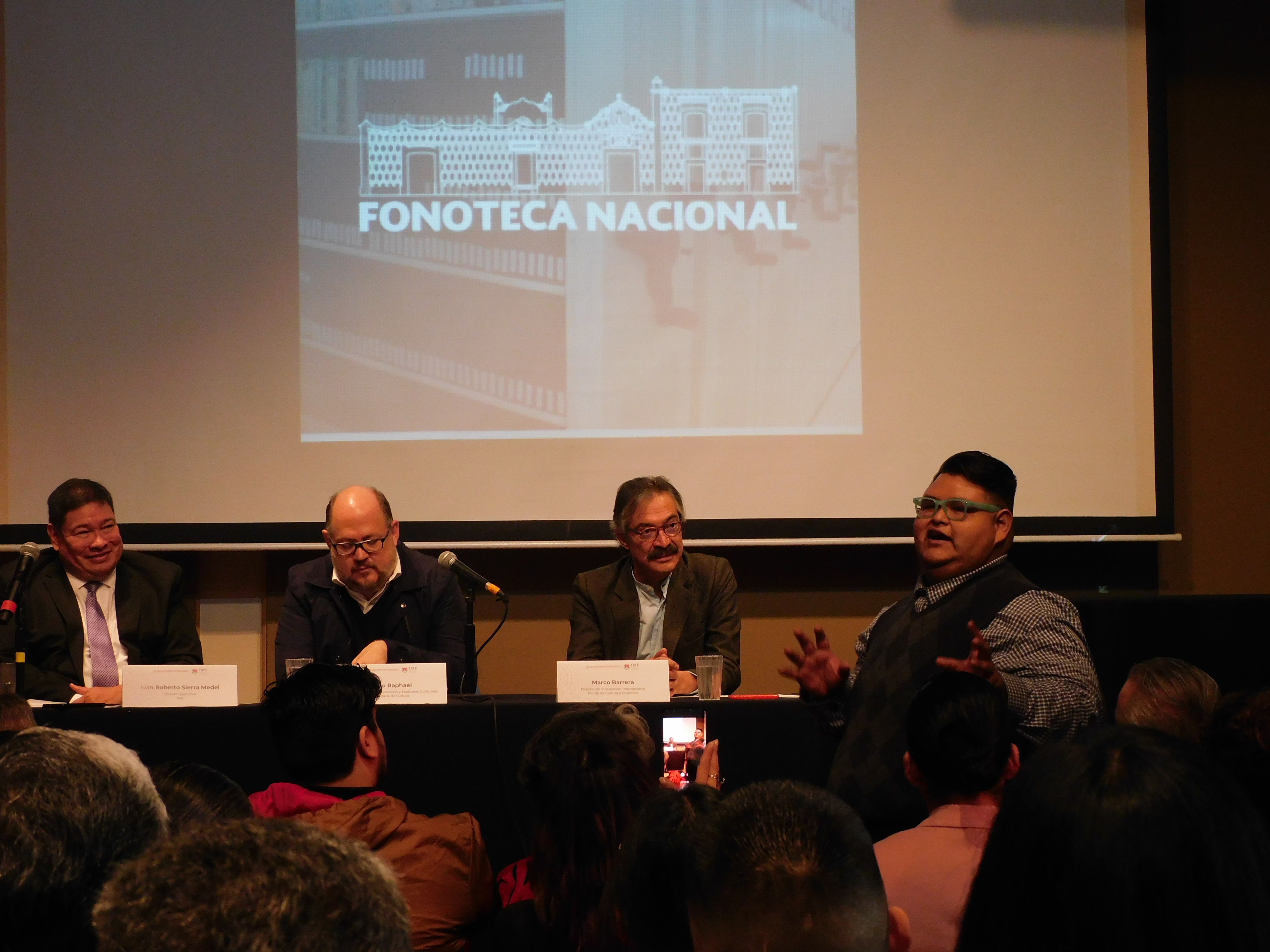 #7-Juan D Mendoza speaking at Fonoteca Nacional